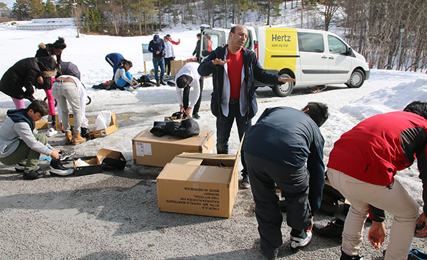 Informasjonskoordinator Behzad Nazmi i Hol EMA mottak gledet seg over idrettsgaven fra IOC og NIF. Her er ungdommene i full sving med å få på seg skistøvlene. Alle foto: Geir Owe Fredheim