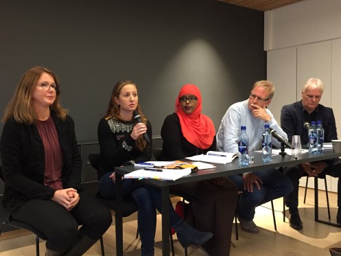 Paneldebatt under lanseringen av rapporten: Åse Strandbu, professor NIH (Fra v.), Anja Rynning Veum, utviklingssjef i NIF, Ubah Aden, Foreldreutvalget for grunnopplæringen og rådgiver, Imdi, Magne Brekke, generalsekretær i Oslo idrettskrets og Frode Kyvåg, Byrådssekretær for kultur, idrett og frivillighet, Oslo kommune.