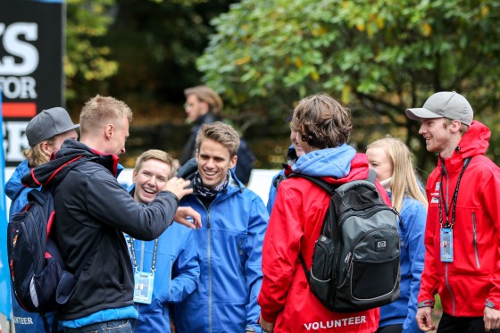 God stemning blant de unge frivillige i Nygårdsparken under sykkel-VM i Bergen. Foto: Caroline Dokken Wendelborg