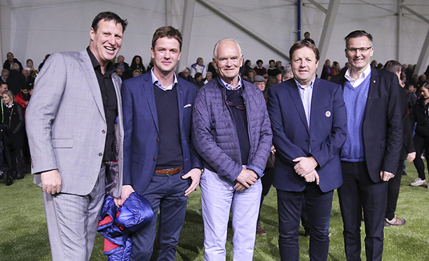 Tom Tvedt, Kristian Vea (leder i SK Vedavåg Karmøy), Trond Mohn, Bjarne Bertsen (visepresident NFF), Jarle Nilsen (ordfører i Karmøy Karmøy). Foto: Grethe Nygaard / Haugesunds Avis