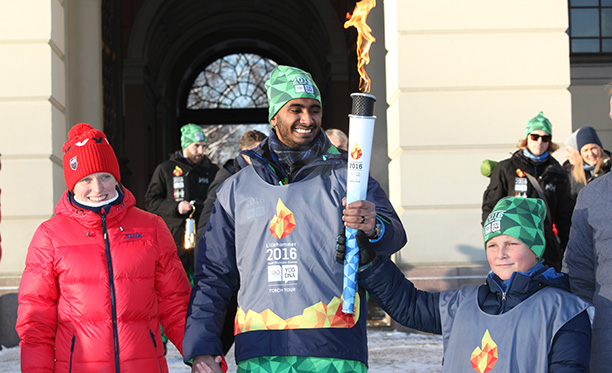 ¨Tora Berger, Årests ildsjel Sajandan Rutthira og Prins Sverre Magnus står sammen med OL-ilden foran folkehavet på Slottsplassen. Alle foto: Geir Owe Fredheim