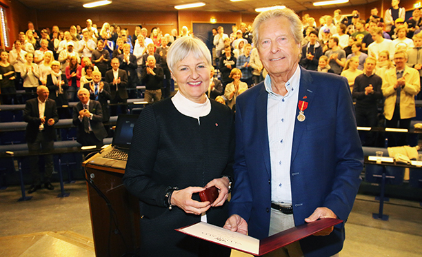 Hyllest. Fylkesmann i Oslo og Akershus, Valgerd Svarstad Haugland fikk æren av å overrekke Kongens fortjenstmedalje til NTG-gründer Roger Elstad på NTG Bærum onsdag 30. mars. Foto: Geir Owe Fredheim 