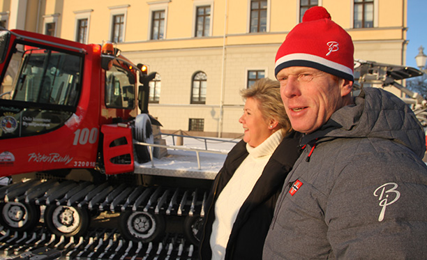 Bjørn Dæhlie og statsminister Erna Solberg ser frem til jubileumsfesten til ære for kongeparet søndag. Foto: Geir Owe Fredheim 