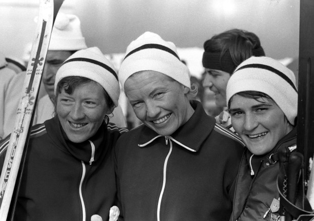Kvinnenes stafettlag fikk bronsemedalje under OL i Sapporo. Stafettlaget f.v. Inger Aufles, Berit Mørdre Lammedal og Aslaug Dahl Foto: NTB / SCANPIX