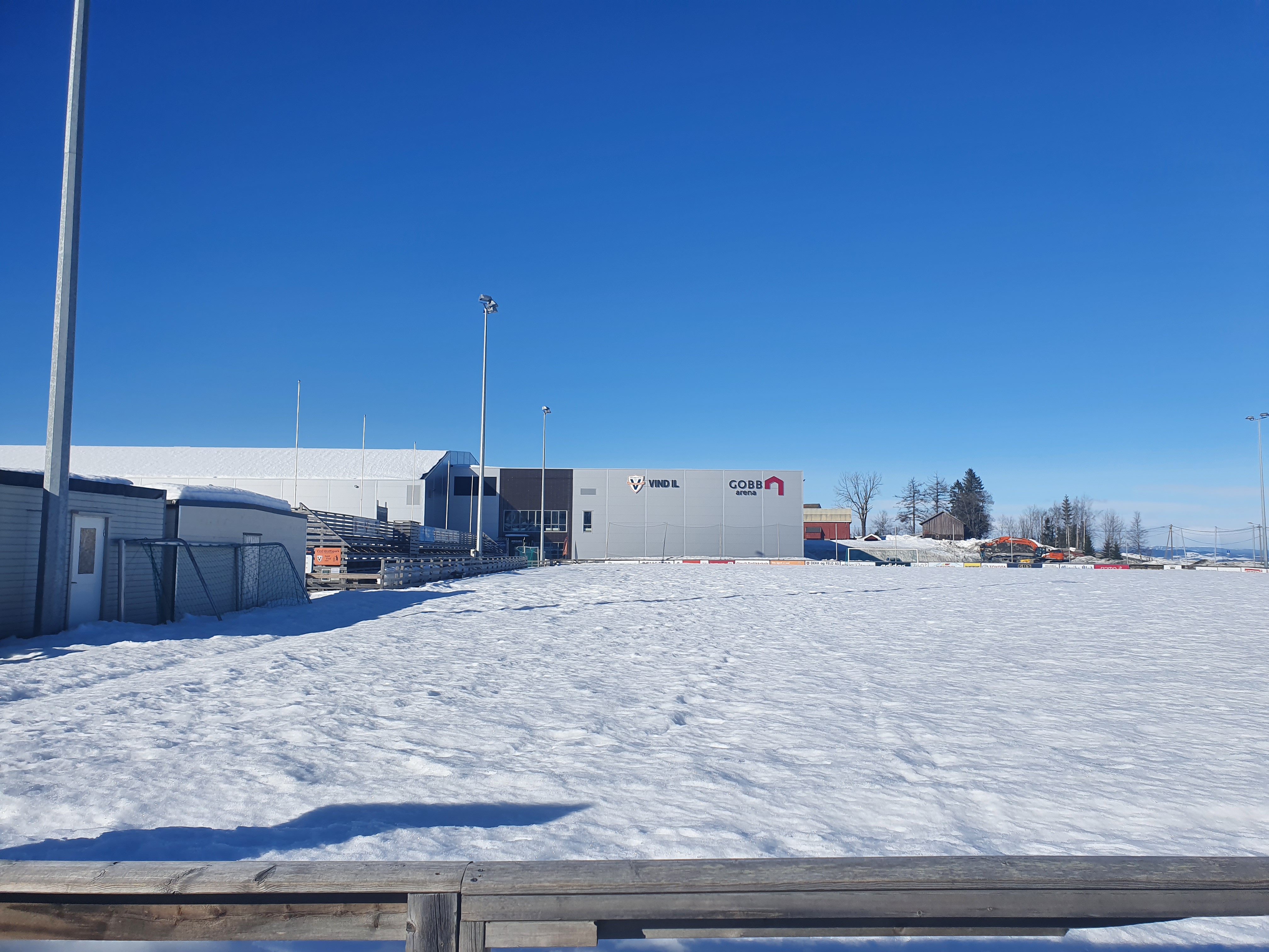 Vind idrettspark i vinterdrakt