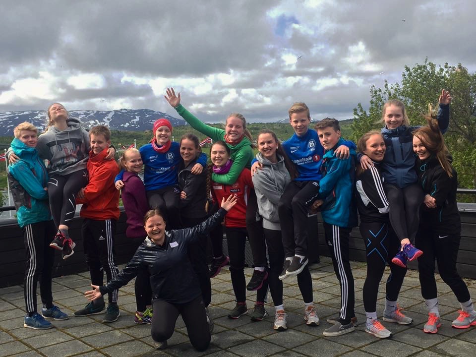 Kursholderne Kaja Hauge Johansen og Renathe Eline Jakobsen hadde med seg 15 unge lederspirer på kurset i Saltstraumen.