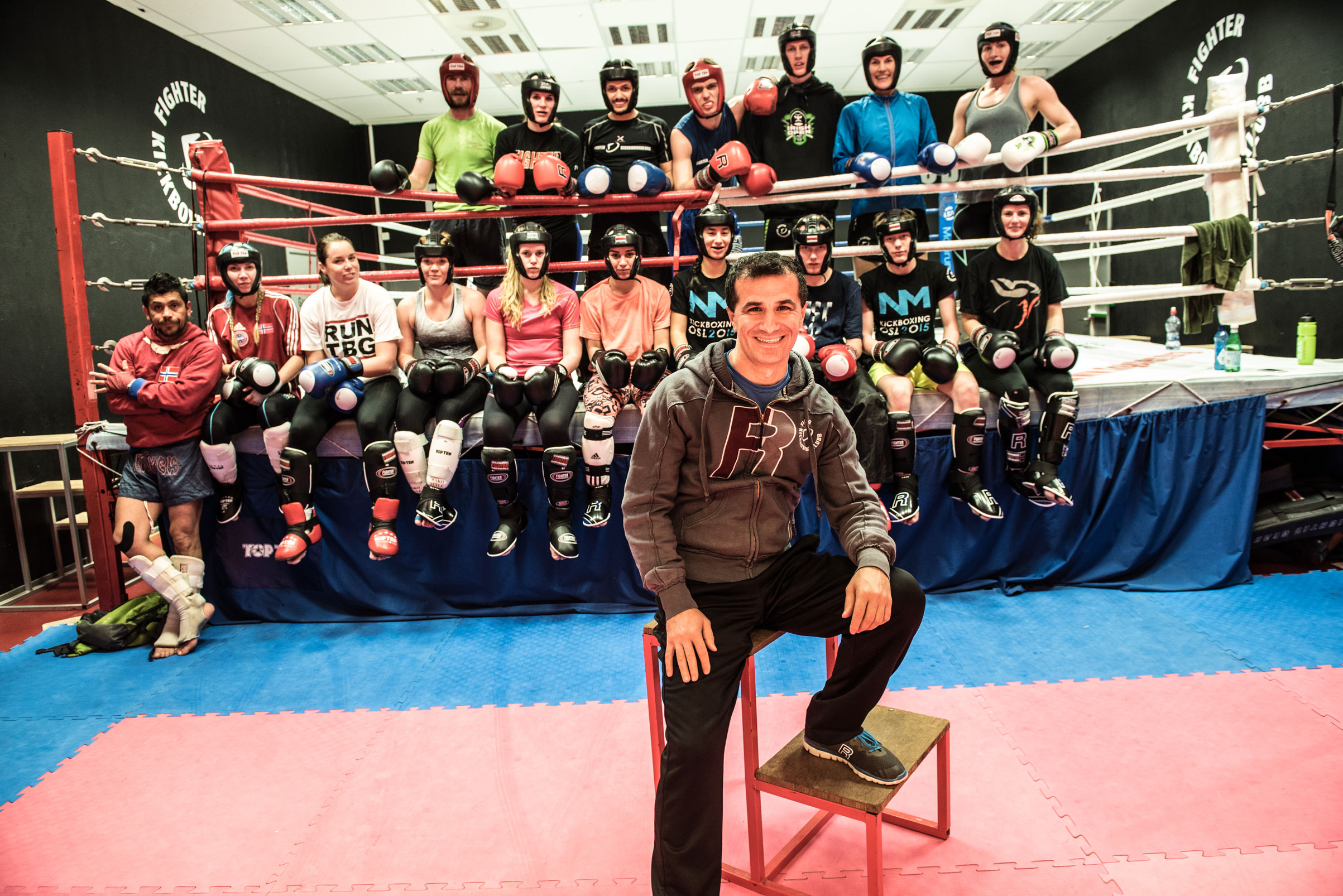 Daimi Akin og hans disipler i Fighter Kickboxing klubb. (Foto: Erik Berglund) 