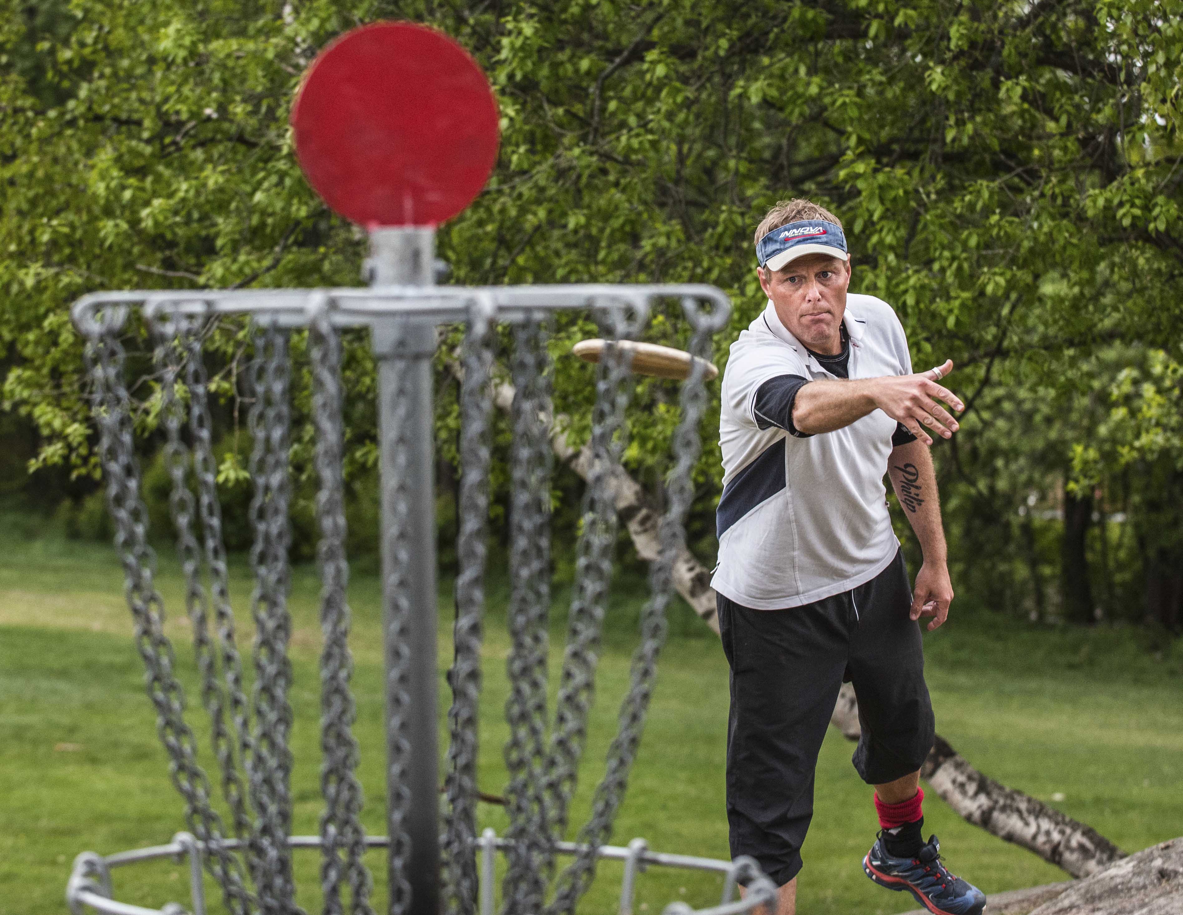 I nettet: De beste frisbeegolferne trener fem, seks ganger i uka. Ofte kommer gjerne folk og lurer på "hva de driver med". - Sånn er det å holde på med en liten idrett, sier Donsig. Foto: Erik Berglund.