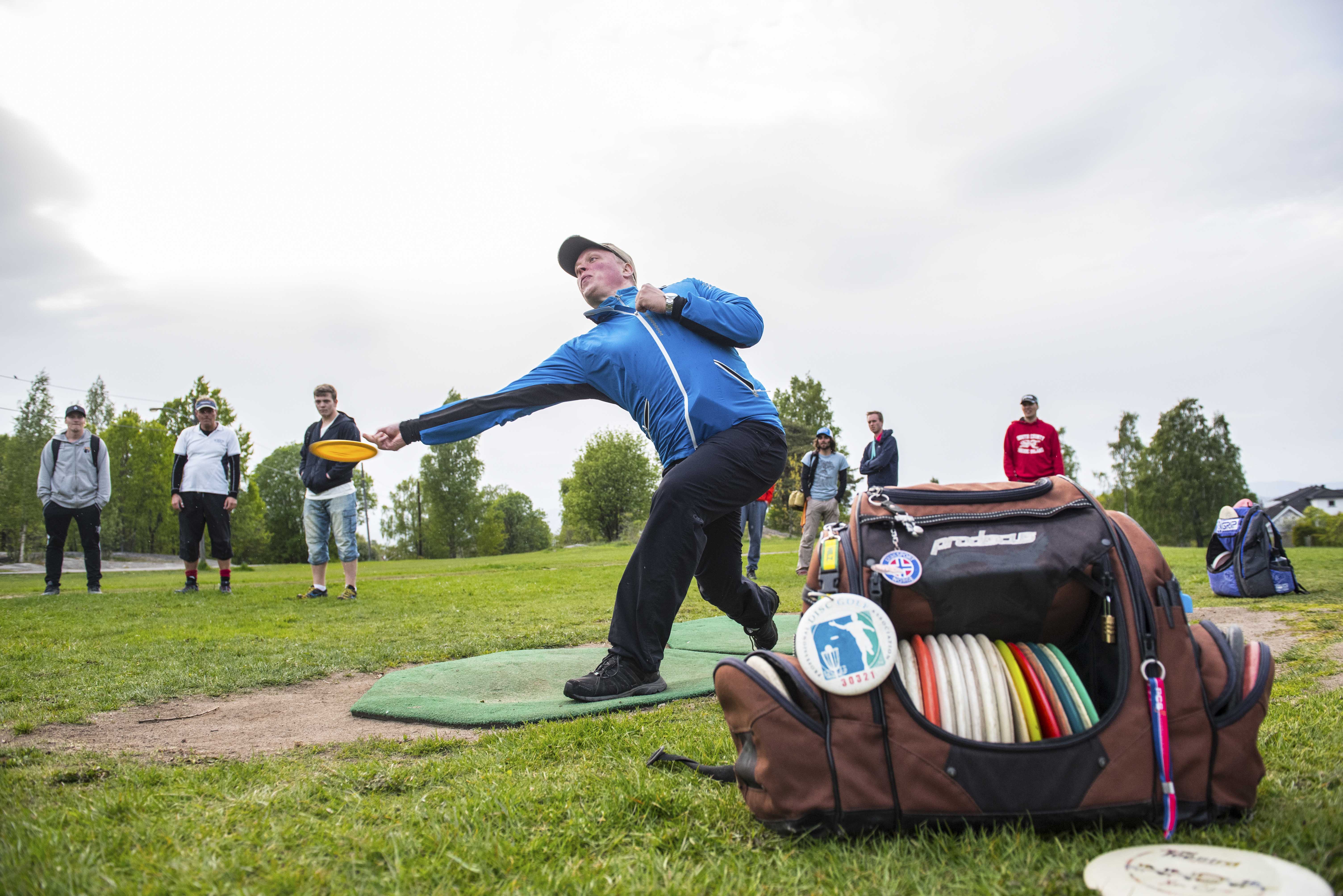 Thomas Donsing demonstrerer teknikk og presisjon under en treningsøkt i frisbeegolf på Ekeberg. Foto: Erik Berglund