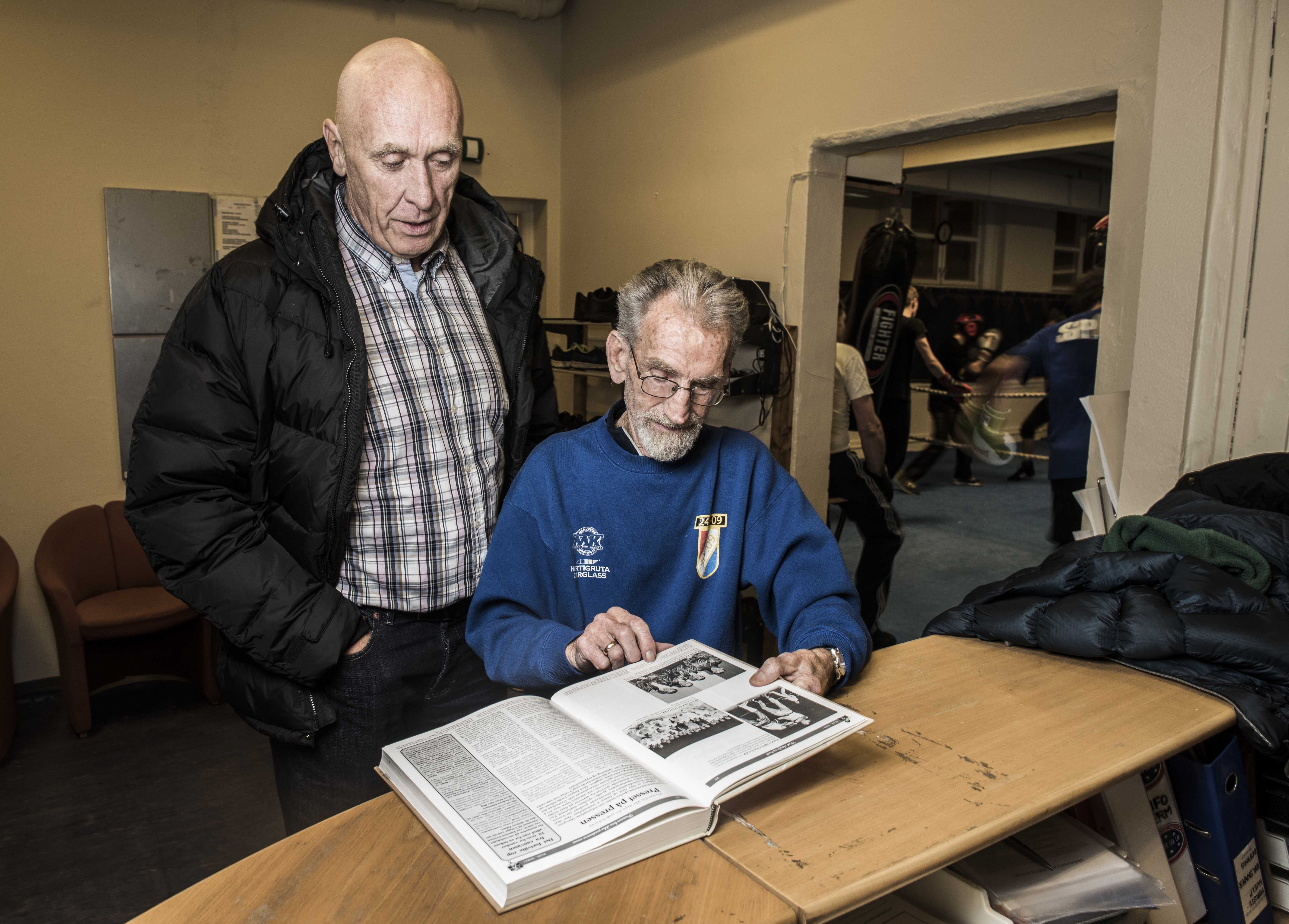 Blar i historien: Birger og boksekollega Svein Risser fra naboklubben Ørnulf blar i boka «Klar ... Boks!»., en bok som feiret 100 år med boksing i Norge. Birger er selvsagt nevnt i flere kapitler.