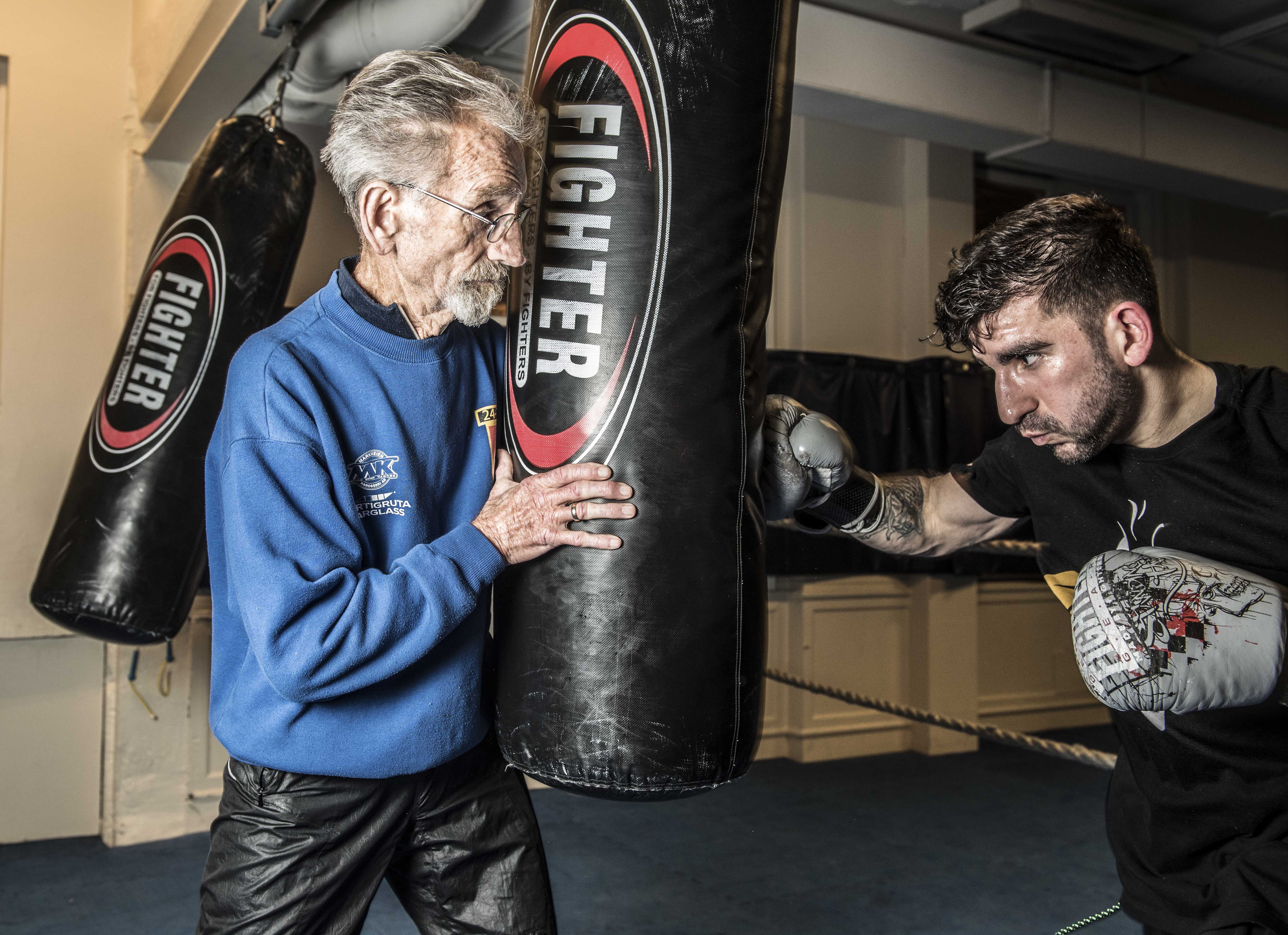 Syvende far i huset: Birger «Biggen» Olsen (87) har vært her siden 1952 og er i Sportsklubben av 1909s lokaler ennå. Her sørger han for at Amir Bahrami får kjørt seg. Foto: Erik Berglund