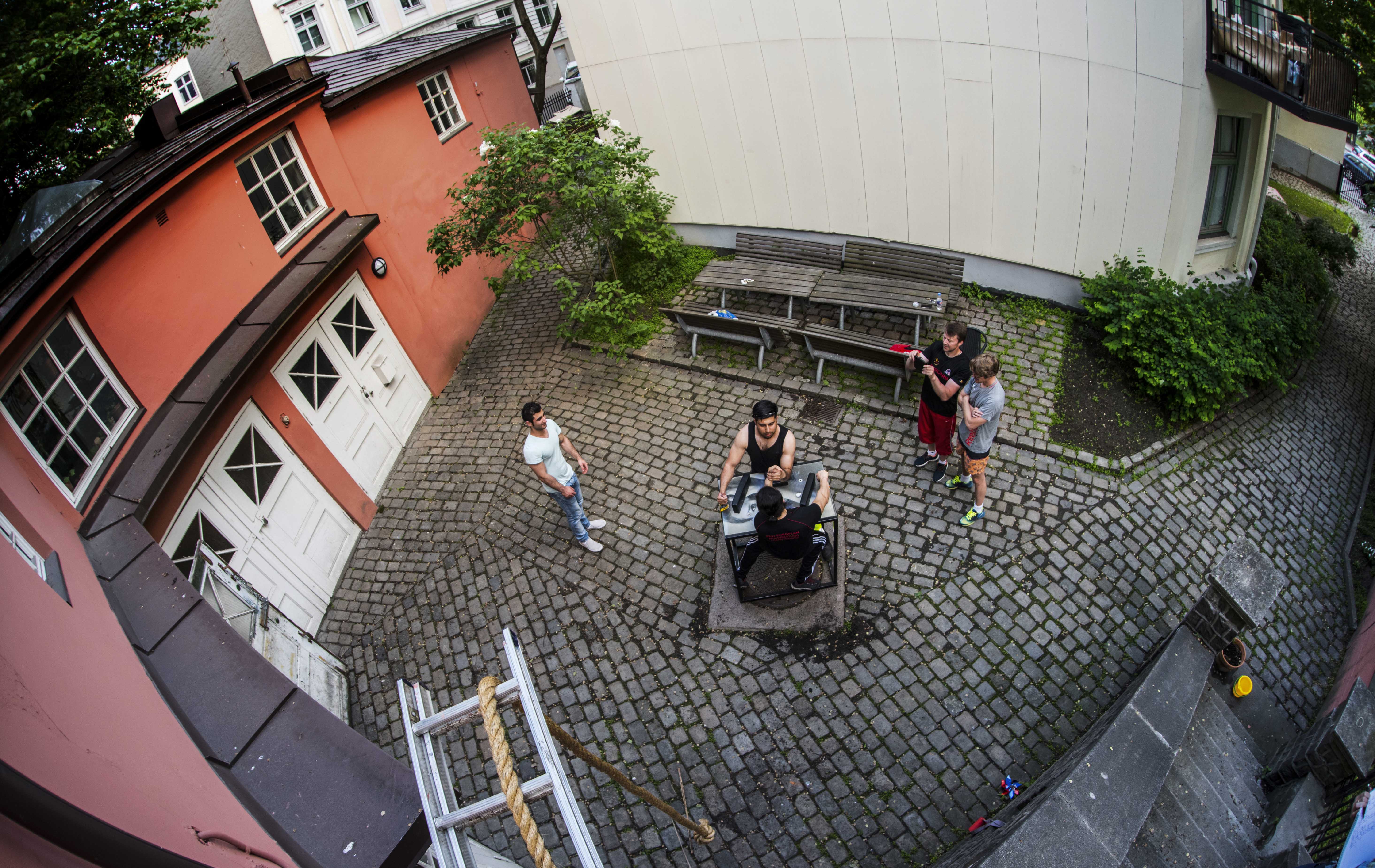 Bakgårdsidrett: I en bakgård i Gamle Oslo står slaget. Christiania Håndbak Klubb, Oslos eneste håndbakklubb, er samlet til kamp. Foto: Erik Berglund.