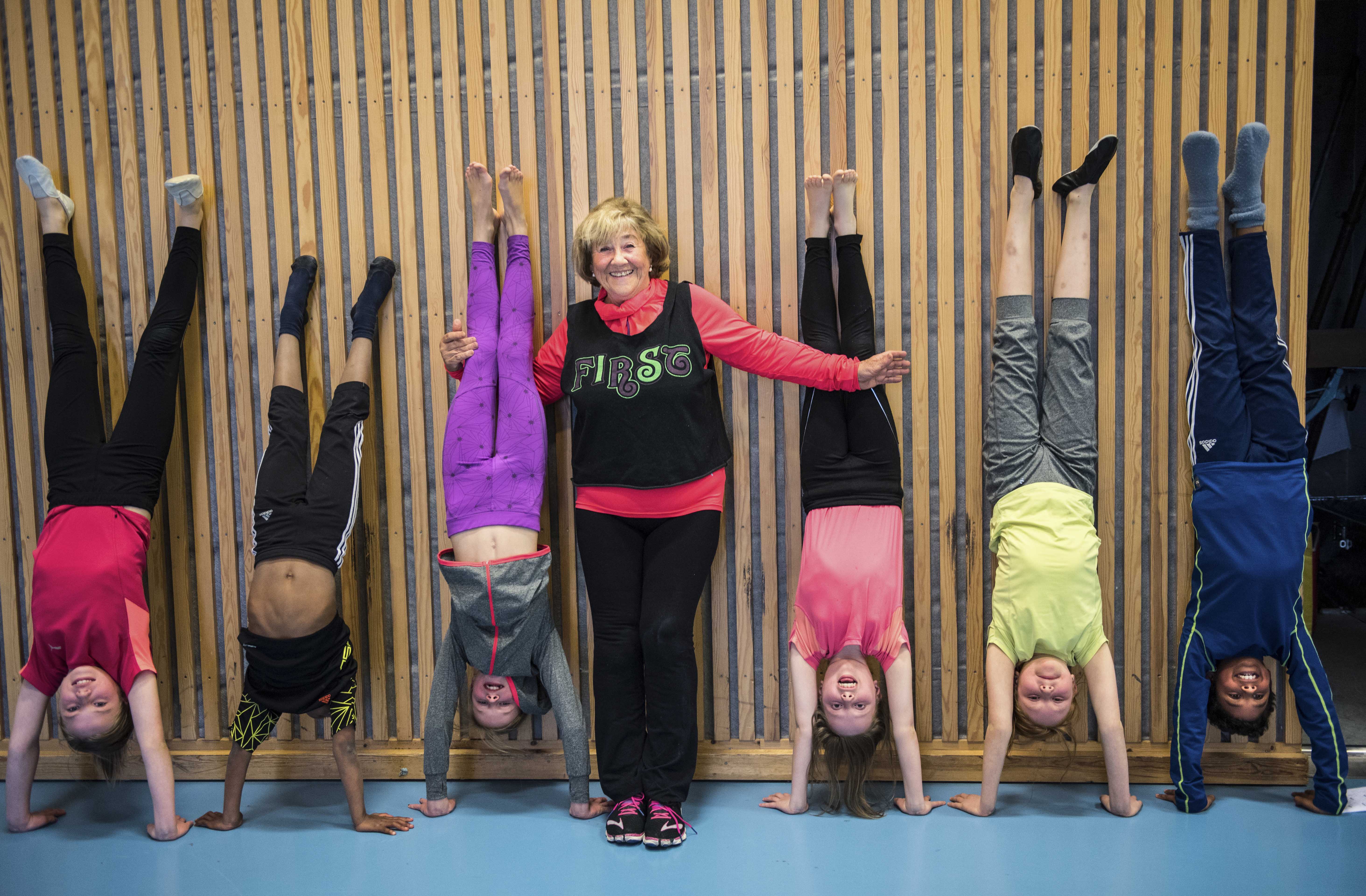 Full kontroll: Berit Sollie med sine elever i Bølerhallen. I flere tiår har 75-åringen vært en kraft for gymnastikk- og turnforeningen Bjart. Foto: Erik Berglund 