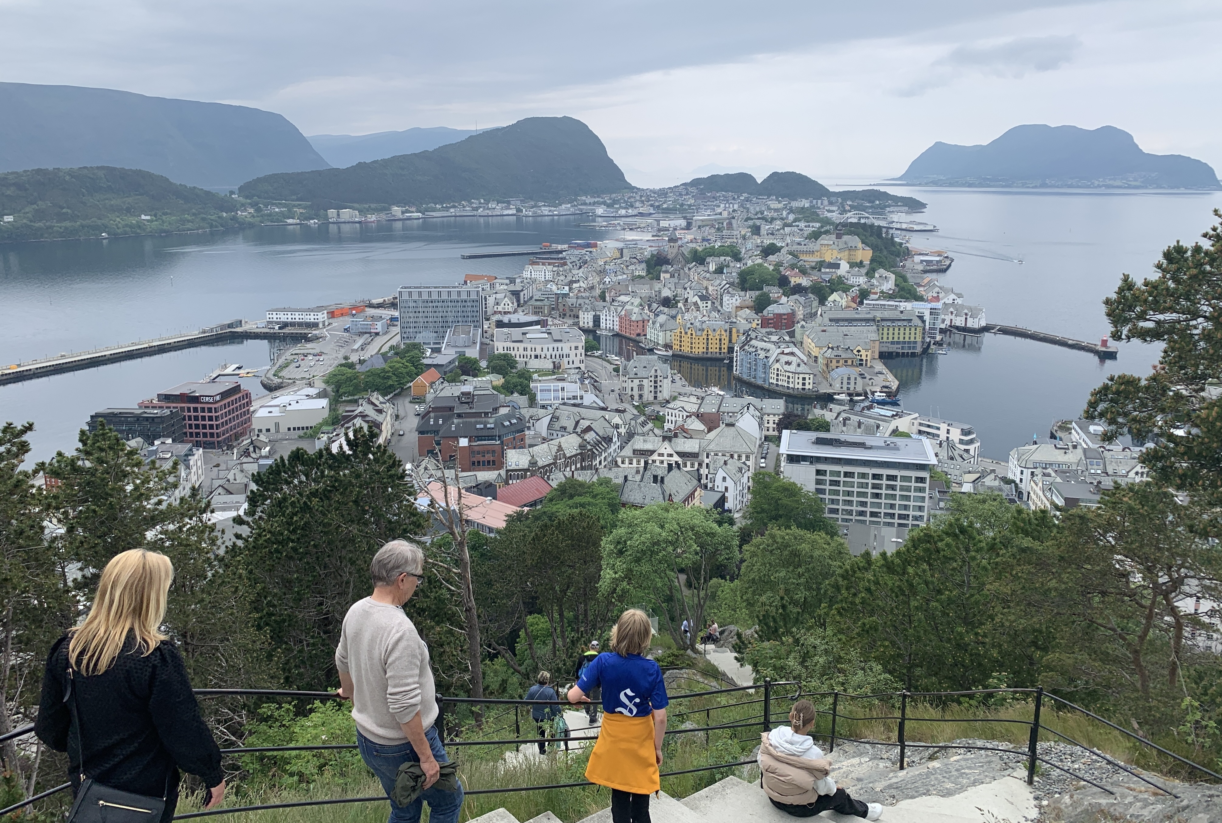 Idrettslederne fikk heldigvis også anledning til "walk-and-talk" fra høydepunktet Aksla like over den vakre byen. Siri Ommedal fra RIK til venstre.