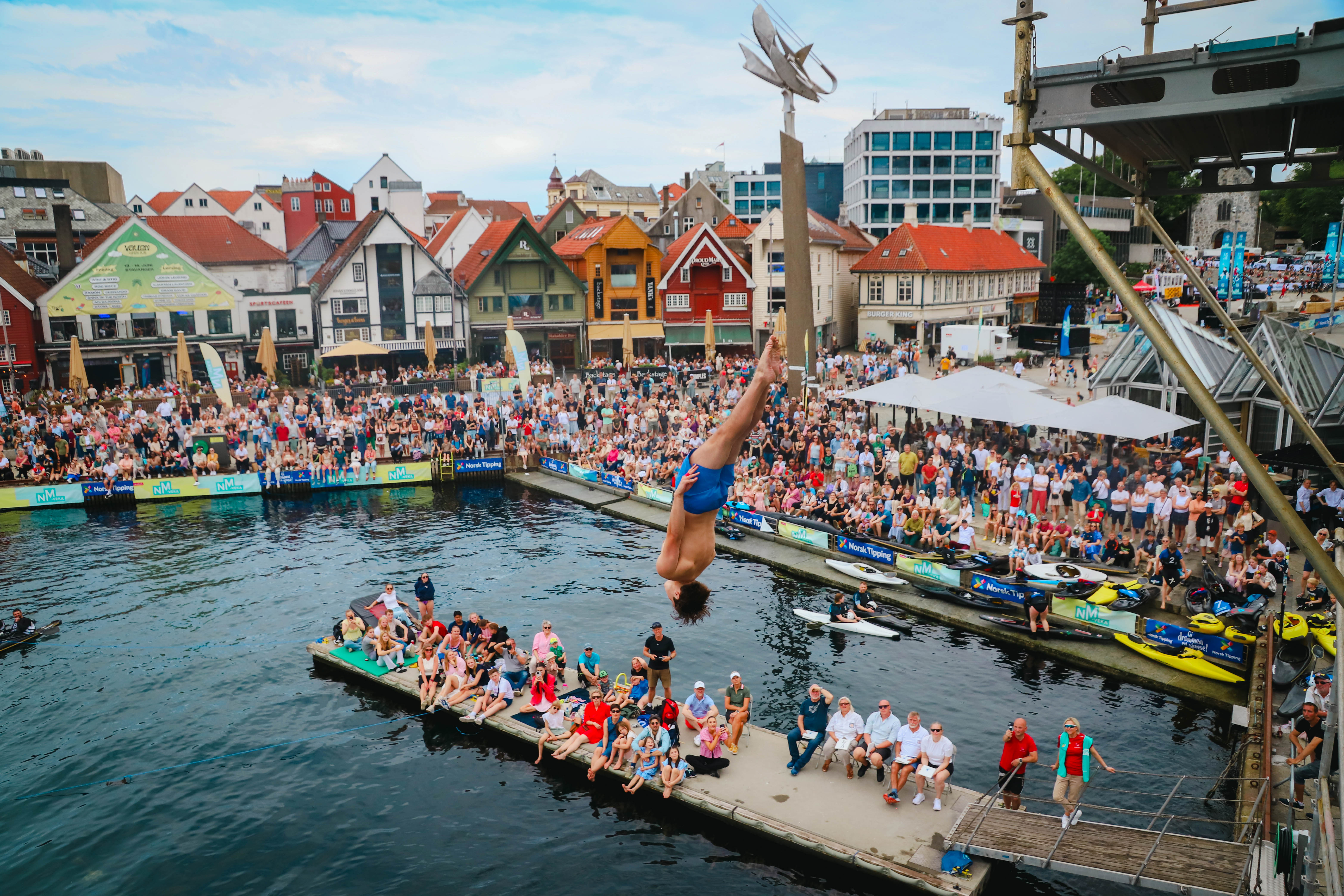Vågen var stappfullt av publikum under NM i High Diving. Foto: Isabel Farrell