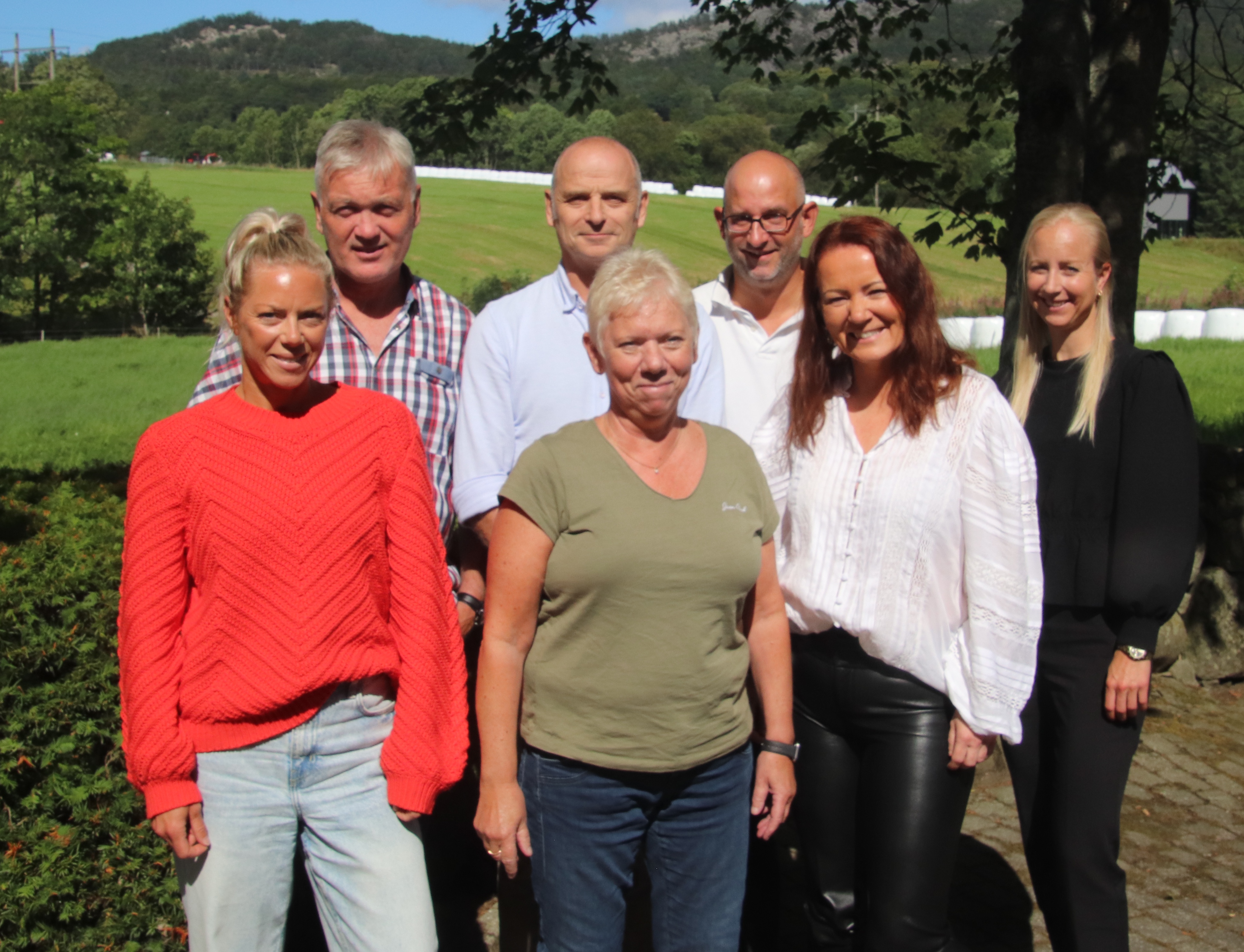 Foran f.v. Mari Paulsen Murphy, Wenche Salte, Merete Nesvik, Lene Byberg. Bak f.v. Rune Røksund, Gjert Smith jr., Petter H. Lindby.