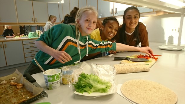 Fornøyde deltagere på matkurs i regi av Unge Kokker i fjor.