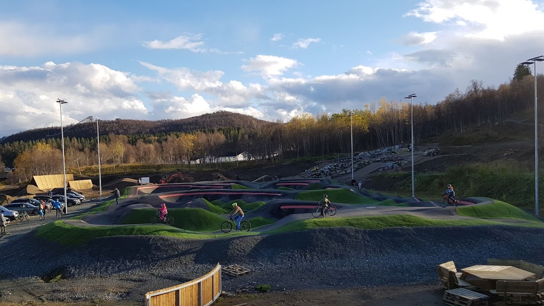 Harstad Cykleklubb er en av seks idrettslag som får tildeling høsten 2021, i forbindelse med byggetrinn 2 av sykkelparken. Tidligere har klubben også fått støtte til pumptrack. Foto: Magnus Leonhardsen