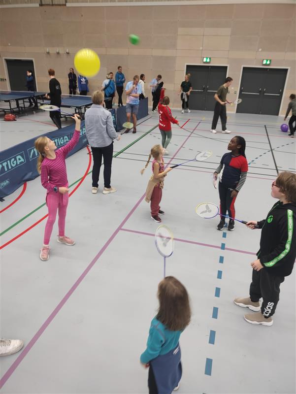 Ballongbadminton var populært blant de yngste.
Foto: Linn Bergheim