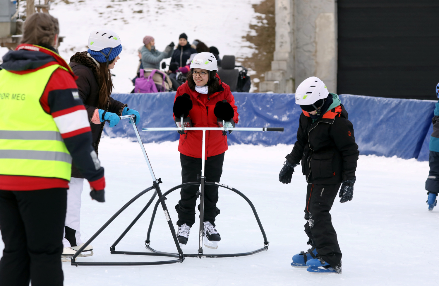 Barn på skøyter med støtte