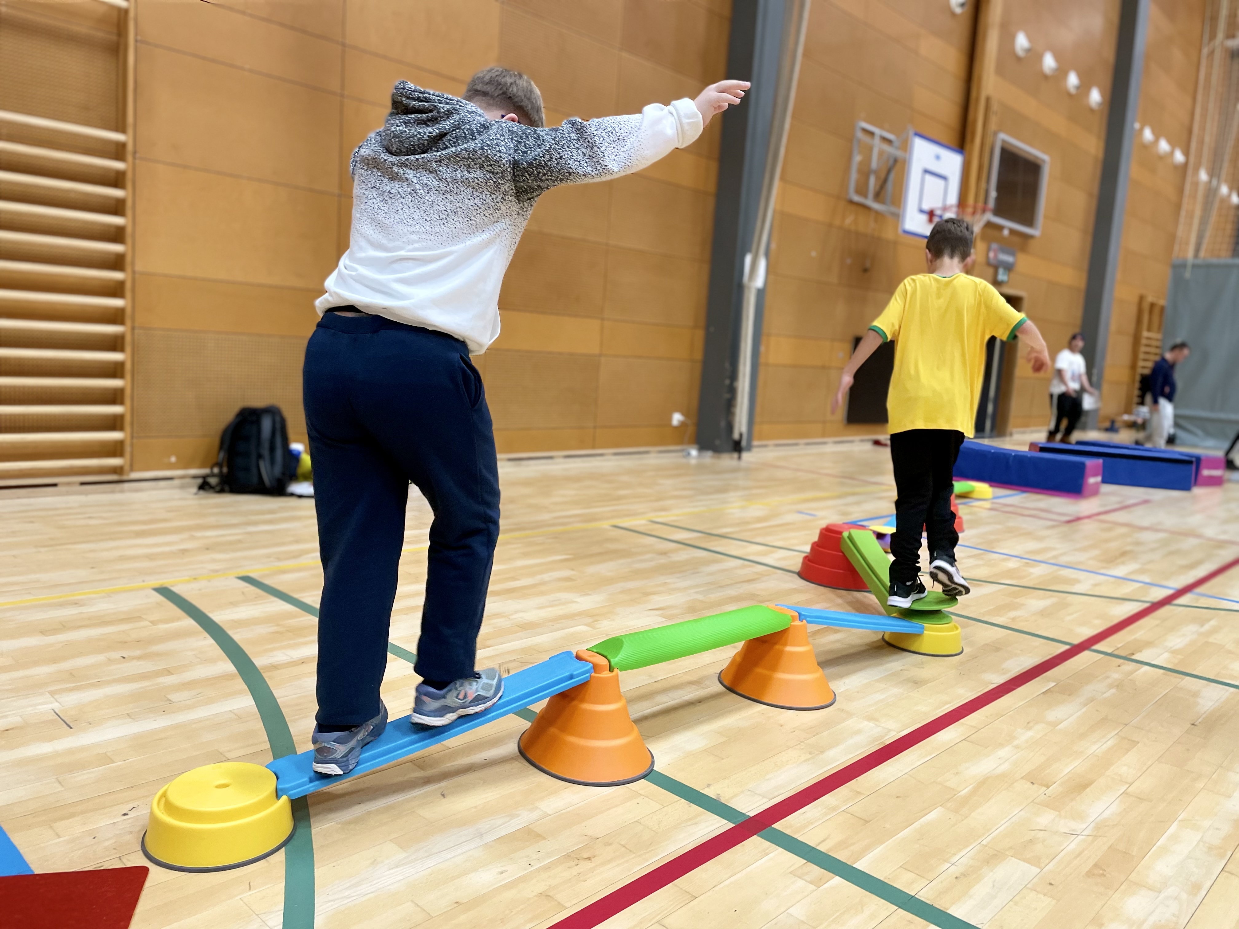 2 gutter balanserer på en benk