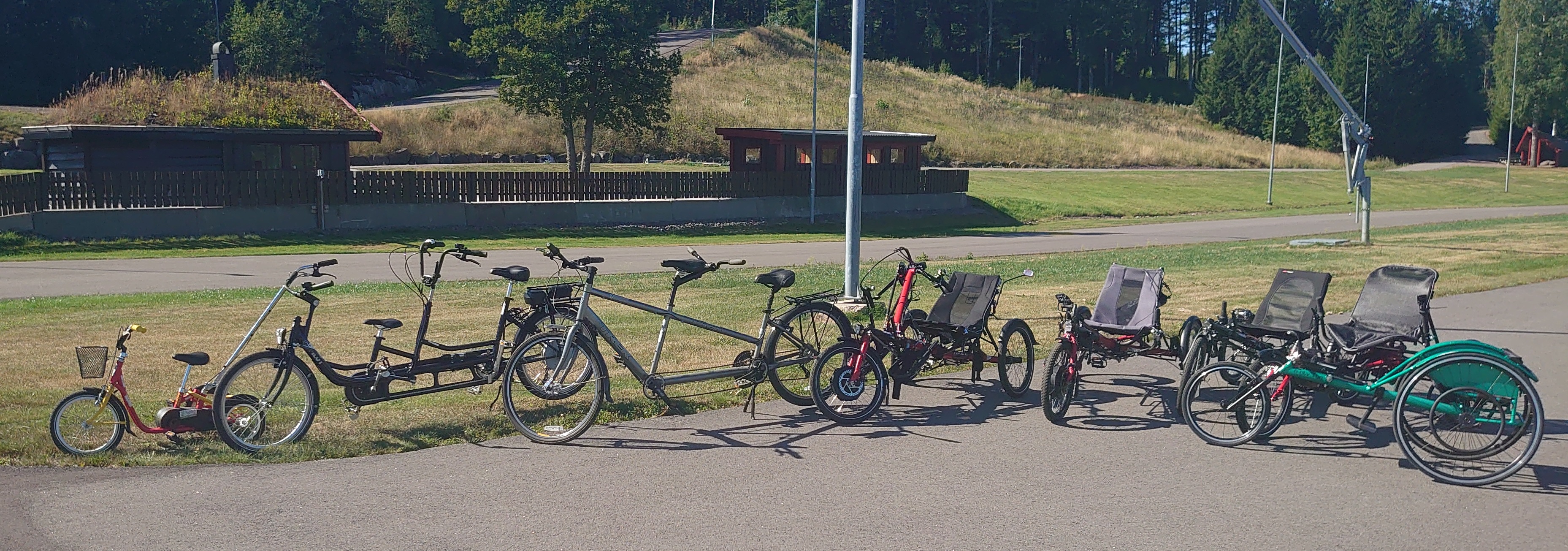 Noen av syklene og andre aktivitetshjelpemidler som er til utlån i Storås