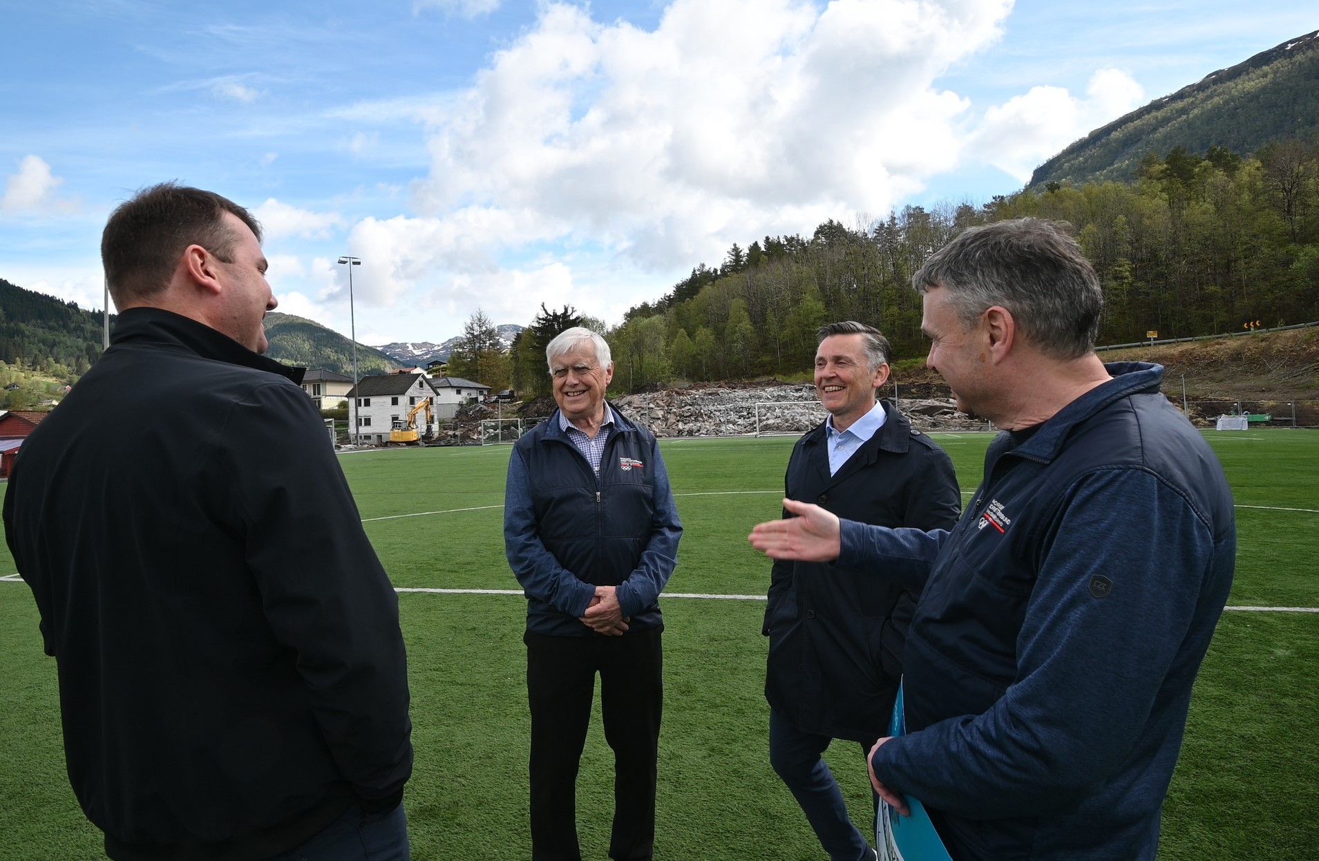 I fjor vart «Straumsmarte idrettsanlegg» lansert på Sande stadion. No er denne arenaen ein av dei som har fått støtte til meir berekraftig lysanlegg.
Frå venstre.: Ole Hermann Engen (Gaular IL), Nils R. Sandal (styreleiar Vestland Idrettskrets), Trond Teigene (adm. direktør SpareBank 1 Sogn og Fjordane) og Narve Heggheim, som då jobba i idrettskretsen.