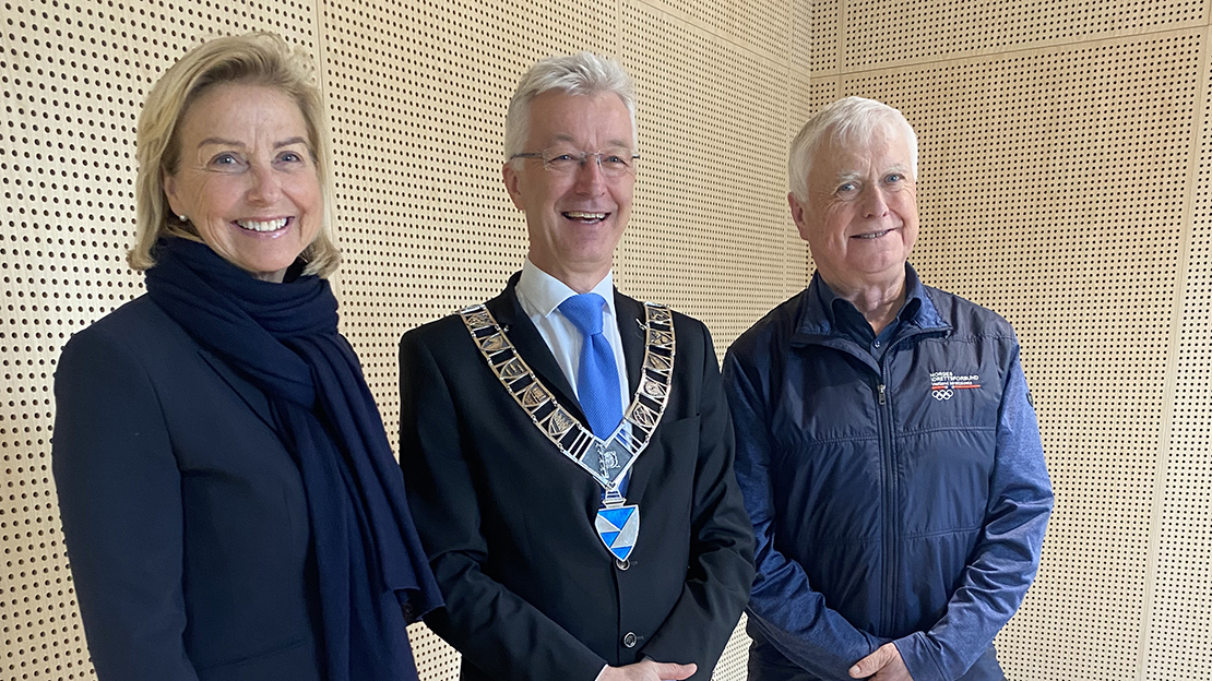 f.v. Berit Kjøll, Idrettspresident,  Jon Askeland,  Fylkesordfører og Nils R. Sandal, leder i Vestland idrettskrets. Foto: Vestland idrettskrets