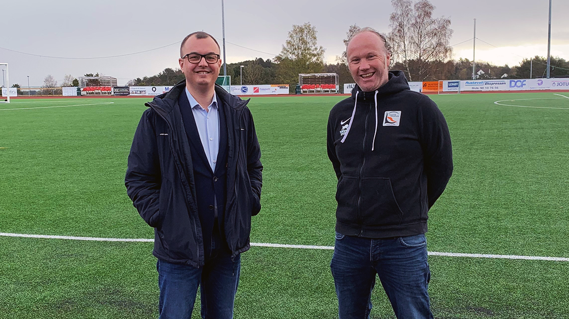 f.v. ordførar Morten Storebø, t.h. leiar i Austevoll IR Torbjørn Karlsen. 
Foto: Anne Berith Drønen
