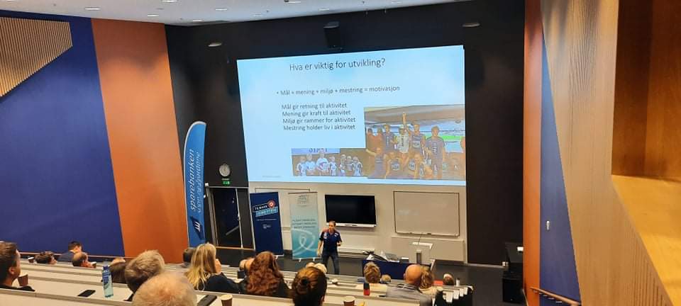 Erlend Slokvik hadde innlegg både for vaksne og ungdommar på Idrettens Møteplass. Foto: Vestland idrettskrets