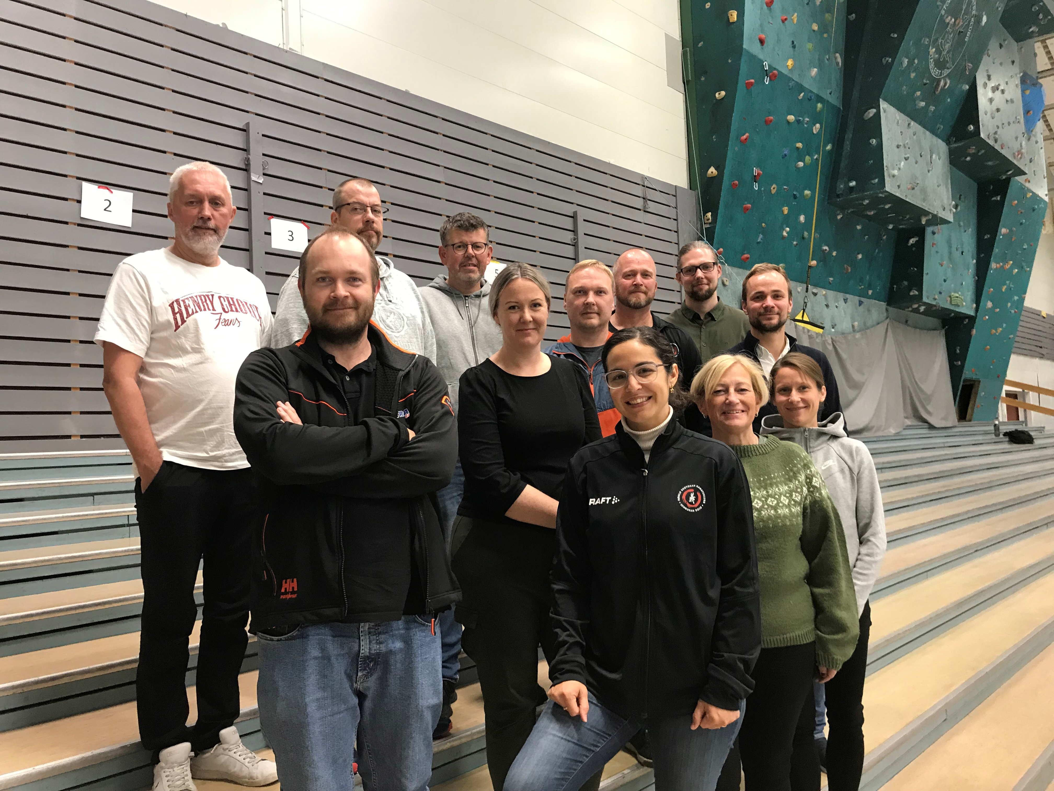 Foto: Stord Idrettshall ved klatreveggen, kursdeltakerne, fv, rad 1: Caroline Steinsland, Aud Margrethe Litlabø og Anette Nøstbakken. Rad 2: Bård Ivar Bru, Doris Grindheim Gausel og Arne-Eskild Hyttebakk. Rad 3: Per Normann Grindheim, Peter Jonas Karlson, Hans Petter Ulvebne Almås, John Robert Grønås, Tony Alexander Halstensen og Arnt David Hope. 