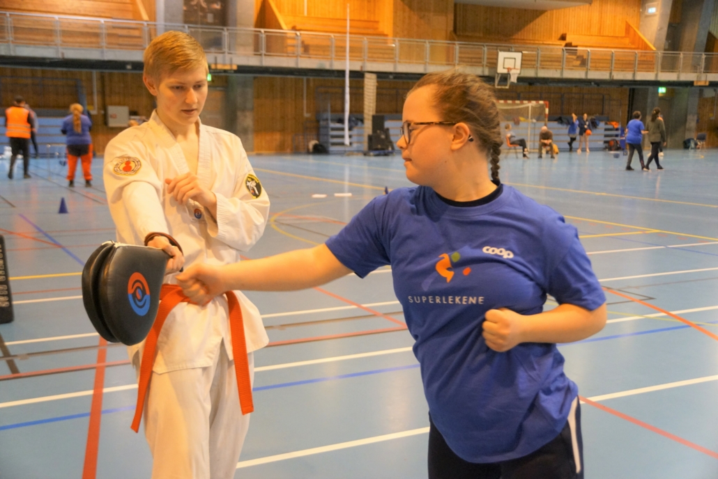 Jente som prøver taekwondo