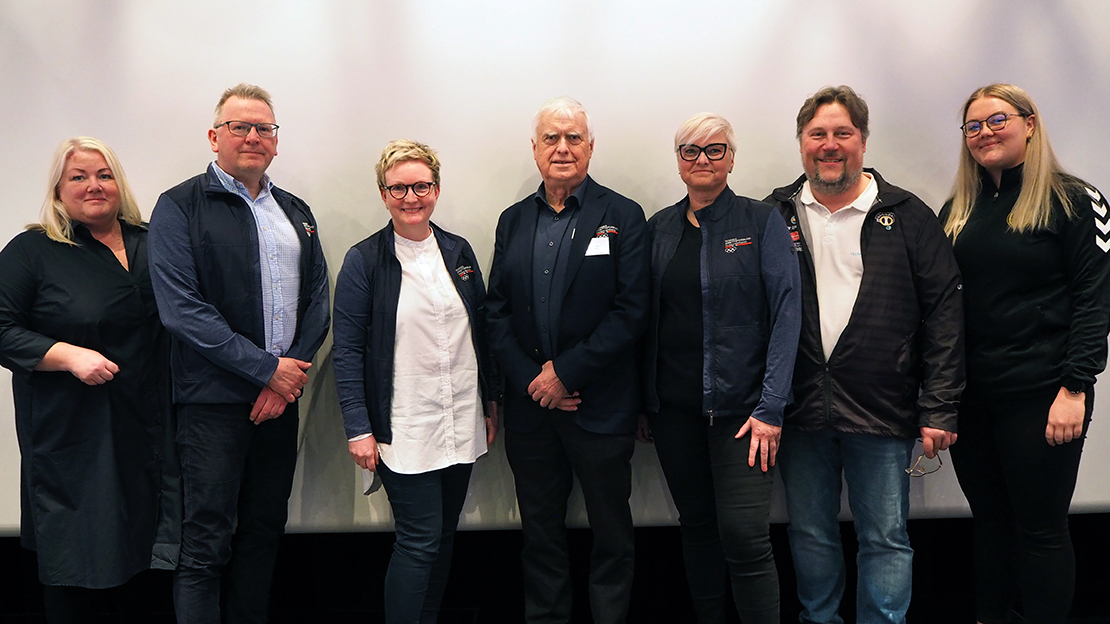 Fra venstre: Marita Kristiansen, Jarl-Helmer Svanberg, Tone Stavland, Nils R. Sandal, Anne-Grethe Naustdal, Jan-Erik Weinbach og Jeanette Heggen. Arne Helgheim var ikke tilstede da bildet ble tatt. Foto: Janne Landås