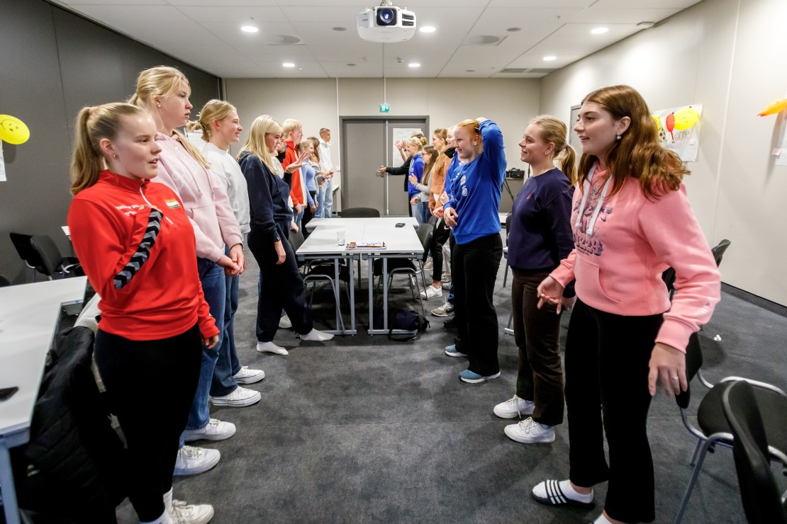 Ungdommer blir kjent med hverandre via lek