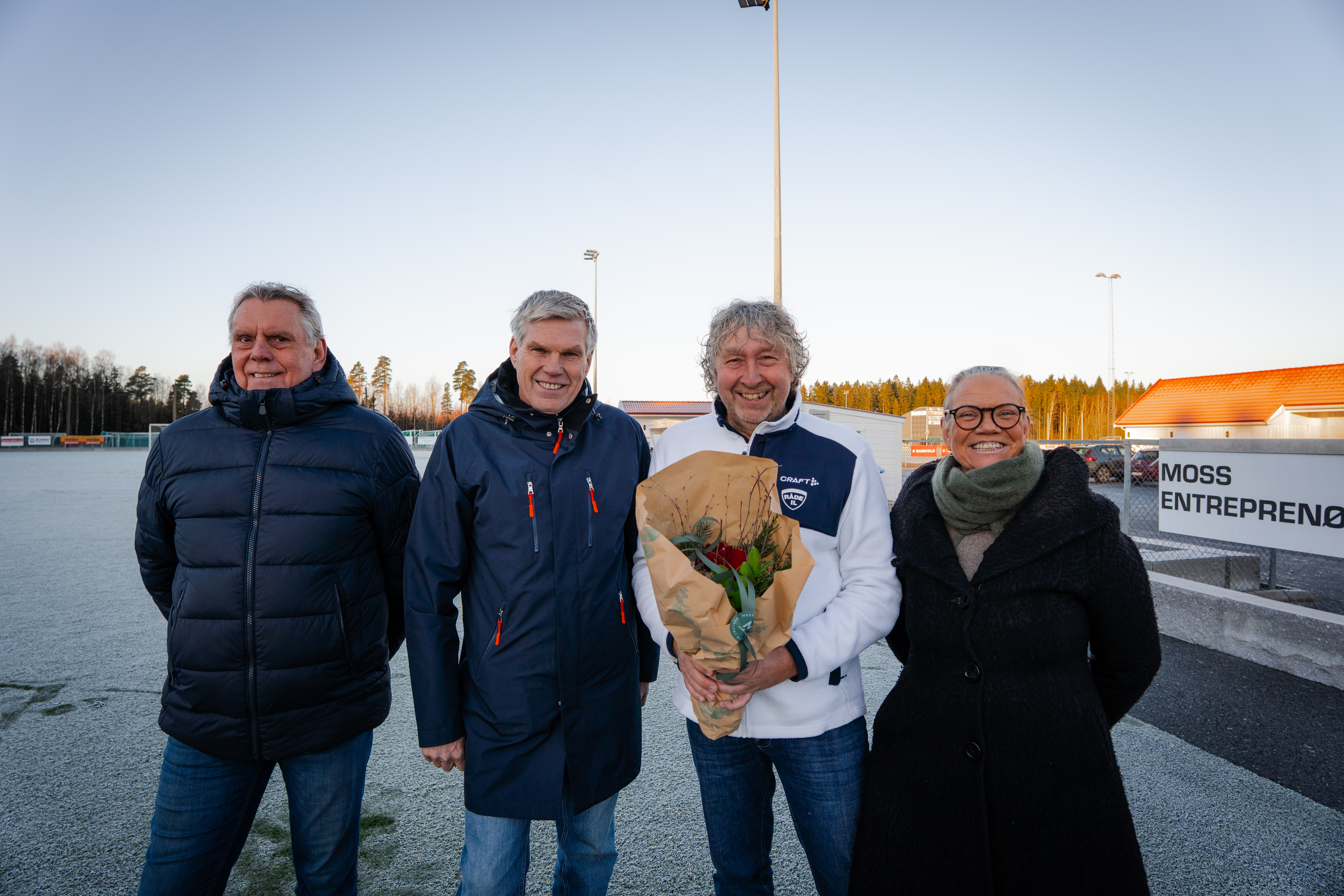 Fra venstre: Øyvind Strøm, daglig leder NFF Østfold, Øyvind Gressløs, styremedlem Viken idrettskrets, Knut Erik Berg, daglig leder Råde IL og Camilla Eidsvold, leder hovedutvalg for folkehelse, kultur og mangfold. Foto: Råde IL