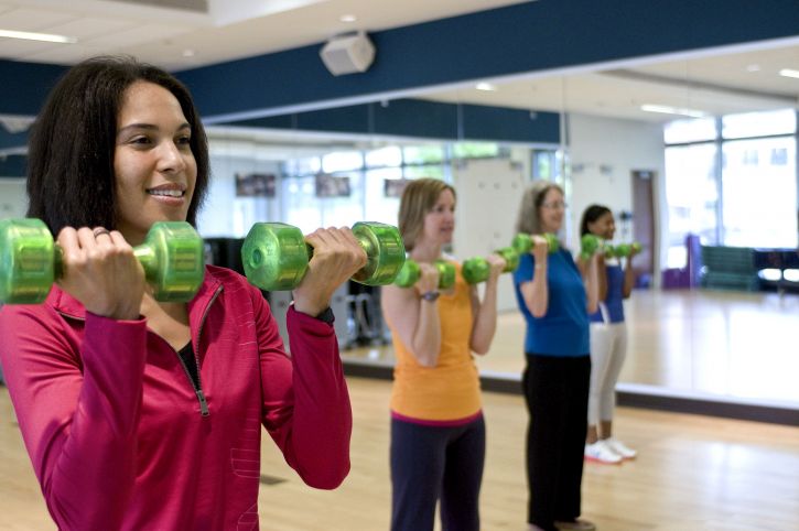 happy-girl-using-light-weight-dumbbells-on-fitness-725x482.jpg