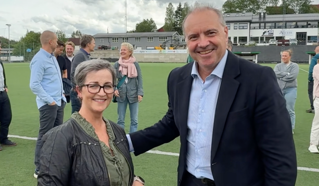 Tone S. Holme, styreleder i Gjelleråsen sammen med ordfører i Nittedal kommune, Rune Winum, under åpningen av Gjelleråsen Fotballbane som fullskala energibrønnpark.