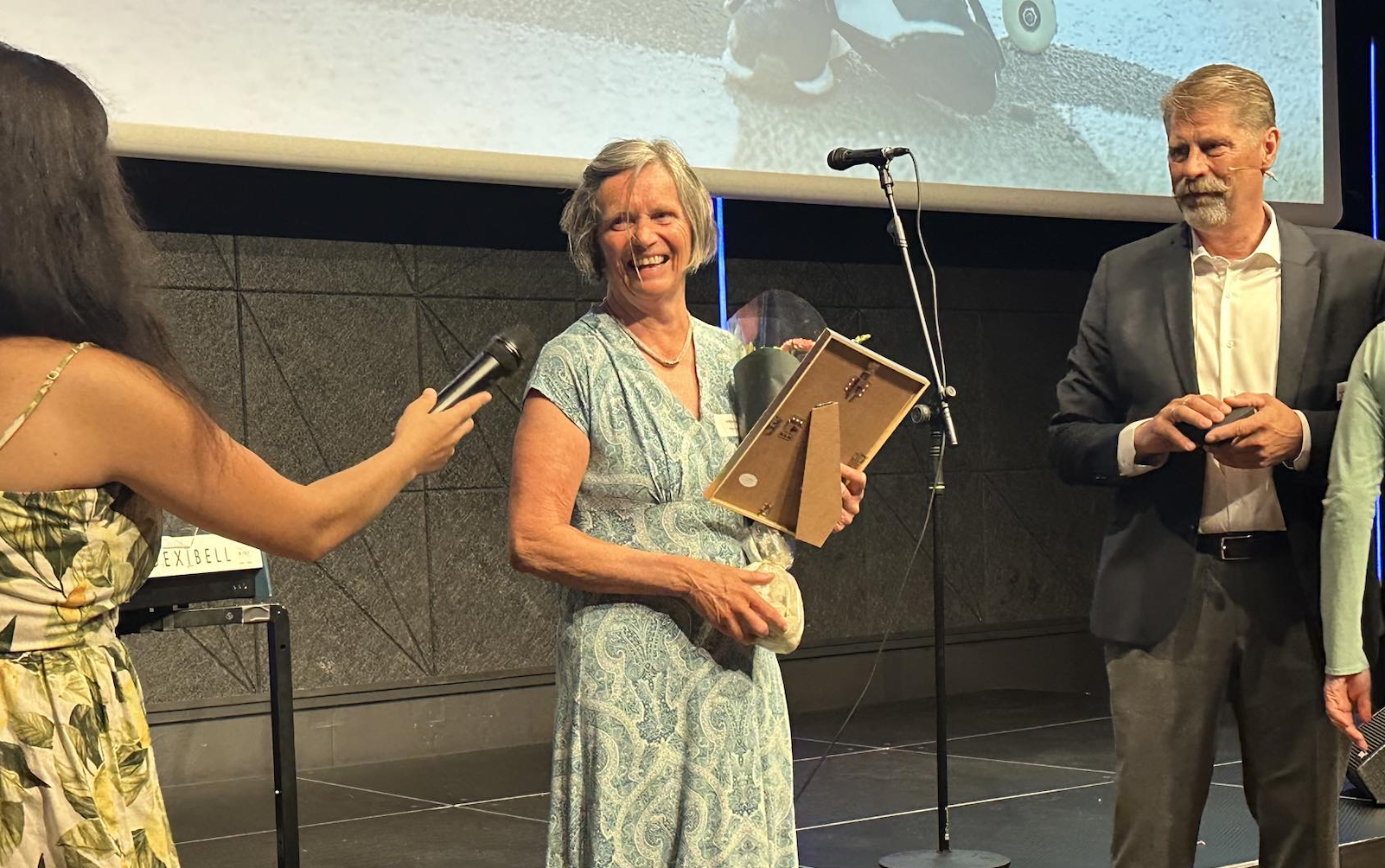 Hilde Stokke hedret for hennes omfattende frivillige arbeid gjennom fem tiår med NIFs hederstegn. (f.v Idrettspresident Zaineb Al-Samari, Hilde Stokke og Kjetil Bakke)