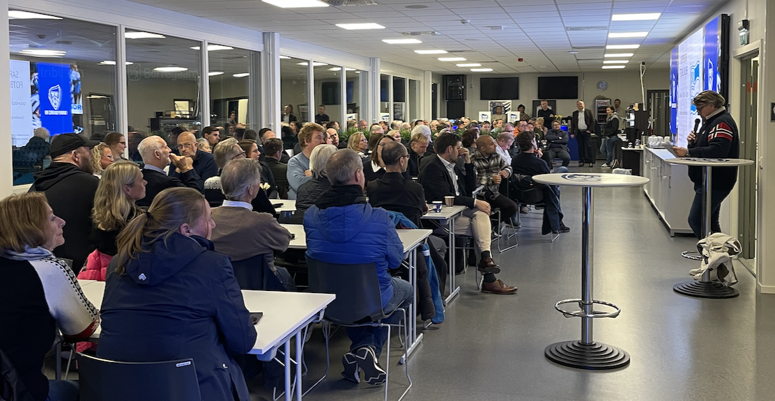 Deltagerne på befaring på Sarpsborg stadion: Rekorddeltagelse på anleggsseminaret i helgen sier noe om bredden i ambisjonene om å utvikle og forbedre klubbhus og aktivitetsområder i mange lokalsamfunn.