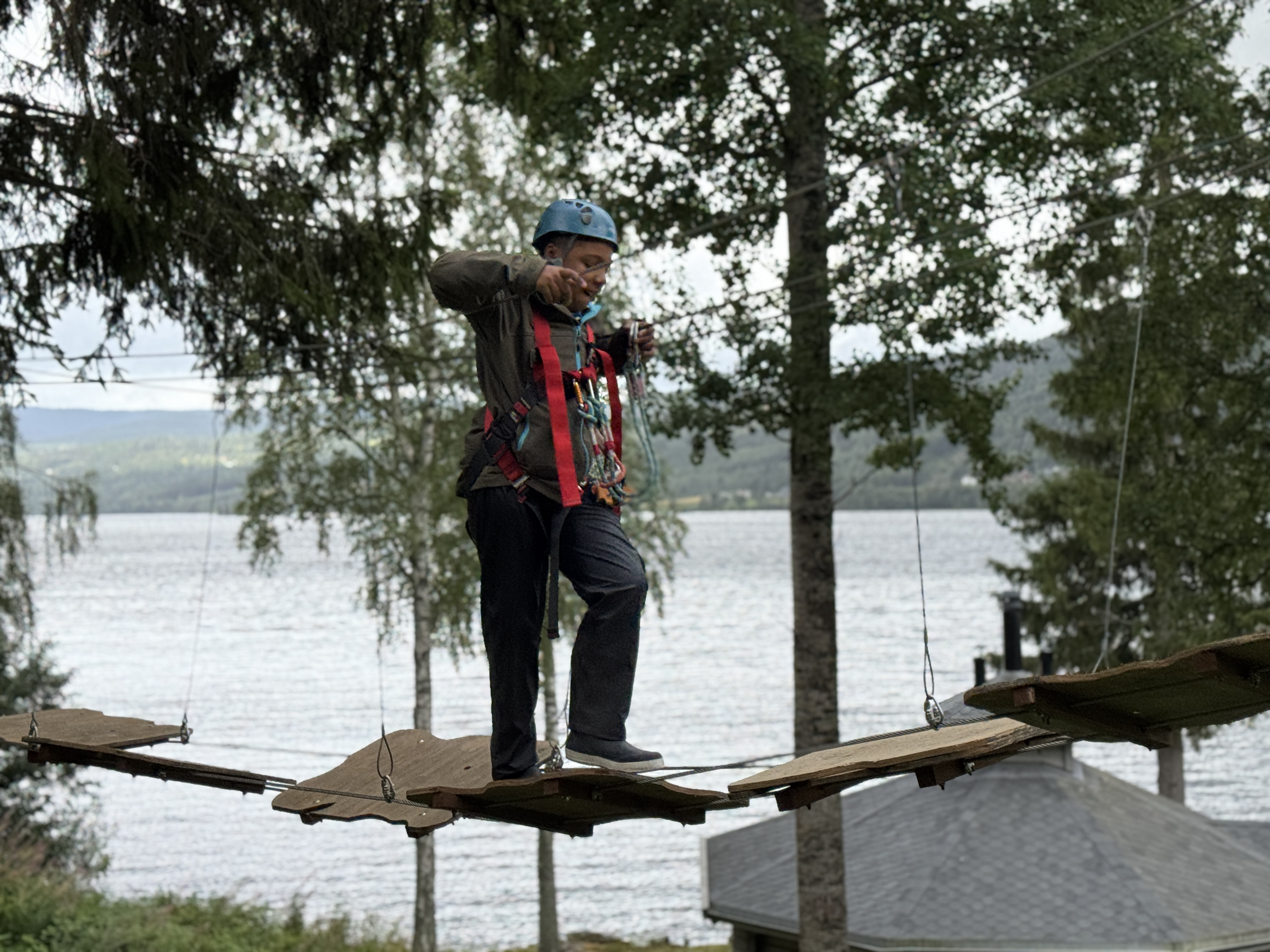 barn i klatreløype.jpg