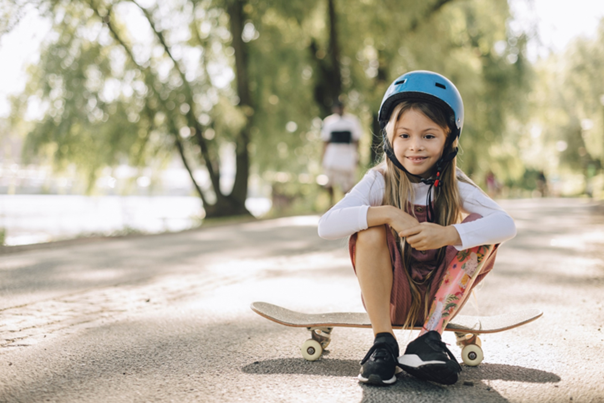 Jente på skateboard som har amputert bein