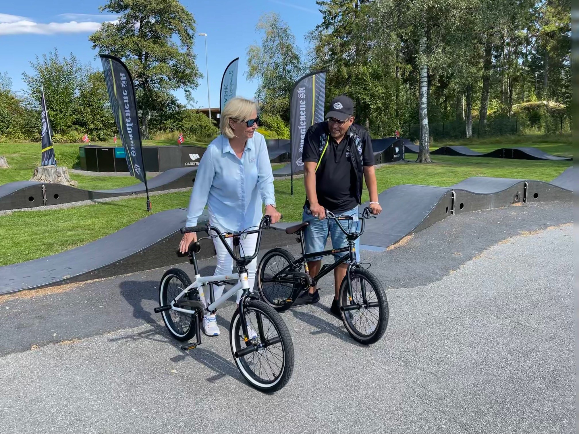 Berit Kjøll ved Pumptrack anlegget utenfor Askim stadion. Anlegget har blitt skapt gjennom relasjoner med Sparebankstiftelsen Askim og Smaalenene-Sykkelklubb.