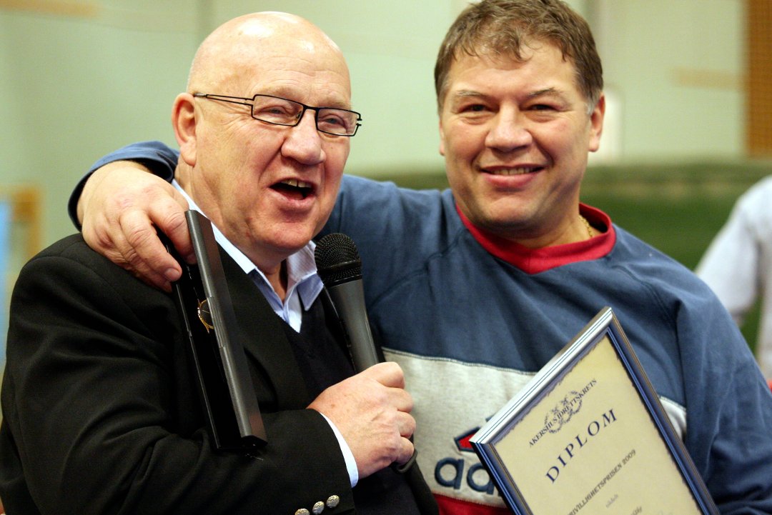 Harald Skoglund (til venstre) deler ut AIKs frivillighetspris til Odd Haktor Slåke under et boksestevene i 2010. FOTO: Henrik Aasbø 